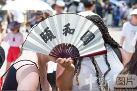 北京高温天气持续 游客游览颐和园热情不减图片