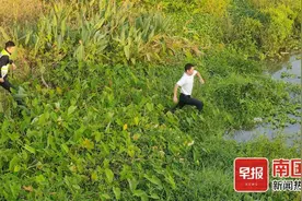 冬日河水凉，但有你们暖！女子落水被众人合力救起图片
