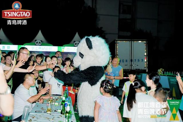 2025都江堰首届青岛啤酒节启幕 多元狂欢点亮城市夜生活