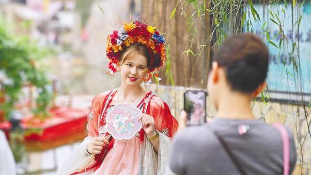 一段旅程连接两个节日 外国游客在三峡感受东方浪漫