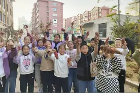 福山西关小学开展“趣挖红薯 奏响校园基地里的劳动乐章”劳动实践活动图片