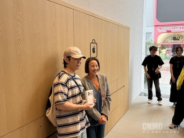 iPhone 17系列开售 南京东路店首位顾客选了Pro Max