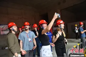 美国青年成都体验智慧基建图片