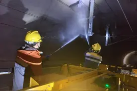 广铁集团怀化供电段张家界西高铁接触网高效清洁绝缘子—— 铁路“灭火”进行时图片