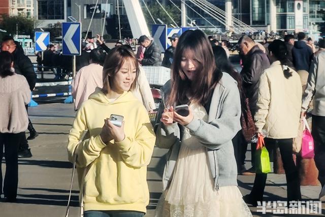 五四广场周末人流如织，秋日暖阳沐浴金色时光