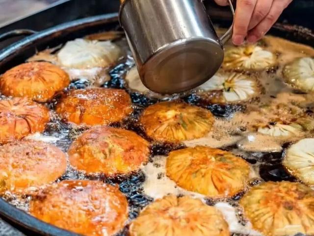 当年轻人开始“接管”菜场，会发生什么？美院研究生卖包子成“排队王”