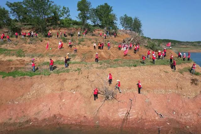 看，丹江口水库中央这幅“水墨长卷”！