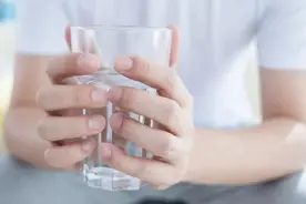 每天多喝水，到底是养肾还是伤肾？不想毁了肾、被尿毒症盯上，千万避开3个喝水习惯图片