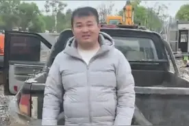 江西钓鱼佬钓起两条大鳡鱼，每条四五十斤！绑车尾绕城溜街：反正哪里人多去哪里图片