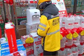 春节将至成都街头现公益饮水点 持续20天为户外工作者送暖饮图片