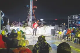 越南团体游客夜游邕江点赞南宁美景图片