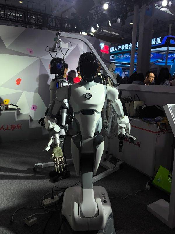 WRC 2025 | 一边投资一边卖货，京东计划投百亿资源助力100个智能机器人品牌销售破10亿