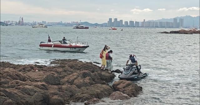 礁石观海遇涨潮，两陕西女游客被困，救援队出动摩托艇3分半极速救人
