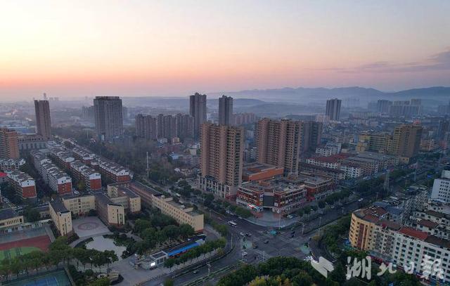 行走京山丨霞光薄雾映照斑斓城景