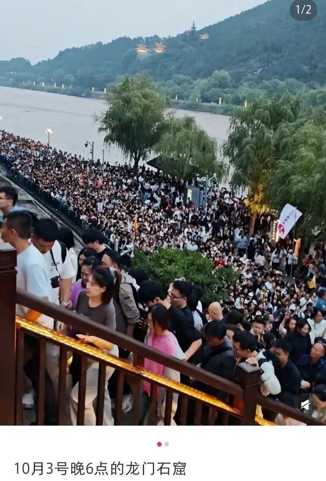 “告诉王维，西出阳关全是人！” 你们最爱看的“人从众”名场面来了！