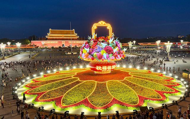 城事｜天安门“祝福祖国”花篮盛装迎国庆，游客提前打卡