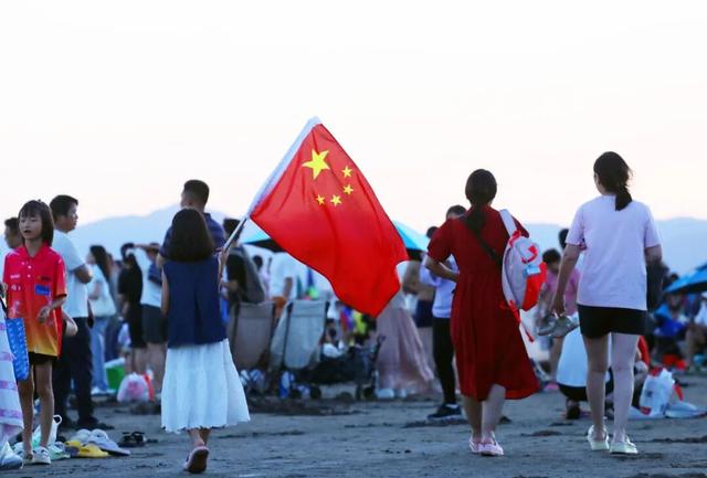 省内外游客涌来，珠海这里又火了！一米长烤串卖爆！