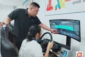自贡一驾校启动智能机器人教学 学员可以3D实景模拟驾驶图片