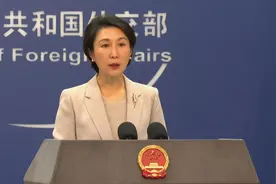 菲律宾船只非法侵闯仁爱礁 外交部：强烈抗议视频封面