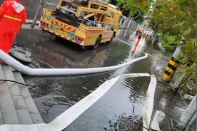 上海金山区部分街镇路面积水，排涝机器人助力抢排积水图片