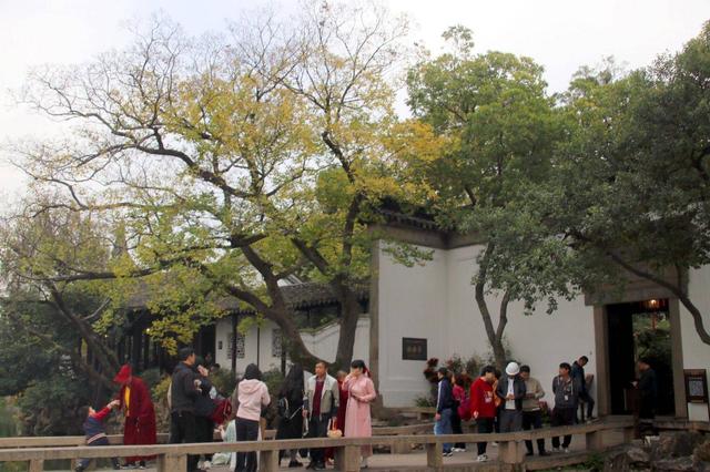 江苏苏州：沧浪亭色彩斑斓秋色美