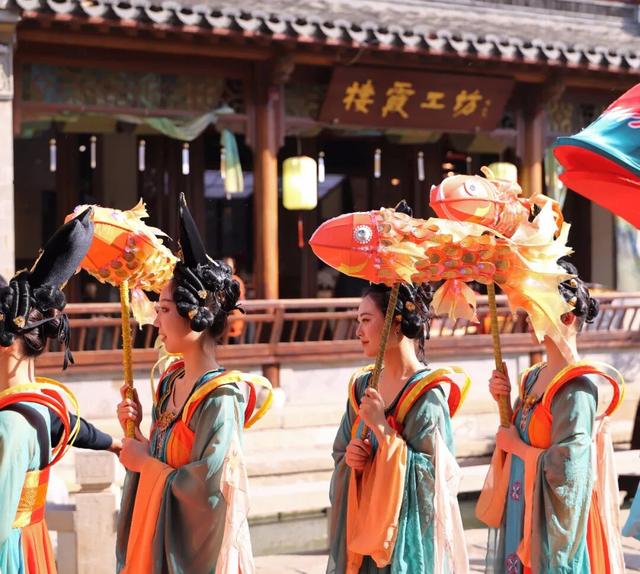 栖霞山人气爆棚，红叶超长待机！@友友们，错峰更有乐趣哦~