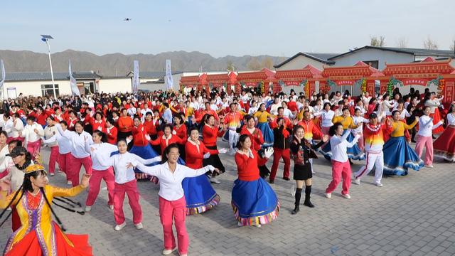 有看头、有玩头、有尝头、有逛头 ——记“山水湖畔·醉美川西”永昌县2025年全国冬季“村晚”示范展示活动