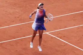 法网三连冠！斯瓦泰克2:0横扫鲍里妮，斩获女单冠军图片