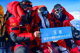 70岁登山者汪建登顶珠峰，刷新中国纪录图片