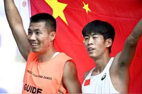 田径——男子100米T11级：邸东东夺冠图片