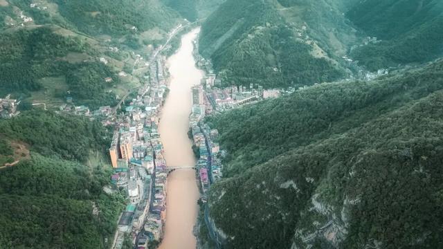 这座不卷的“一线城市”，人均自来熟