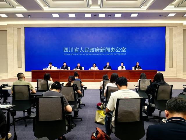 手握“盐龙灯”三大“世界级IP”，自贡文旅如何高位再求进？丨“万千气象看四川·文旅融合发展”新闻发布会