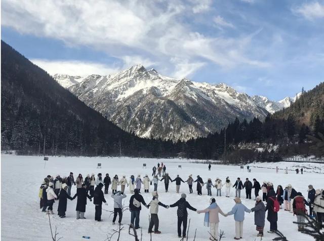 刷屏预警｜达古冰川今日大雪！山上山下，一片纯白浸心脾