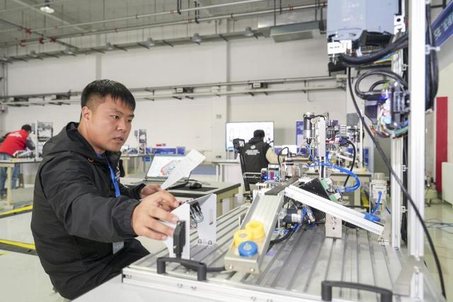 聚焦数字孪生技术 搭建虚实融合创新平台 2025年“金锤杯”滨海新区数字孪生技术职业技能大赛在新区举行