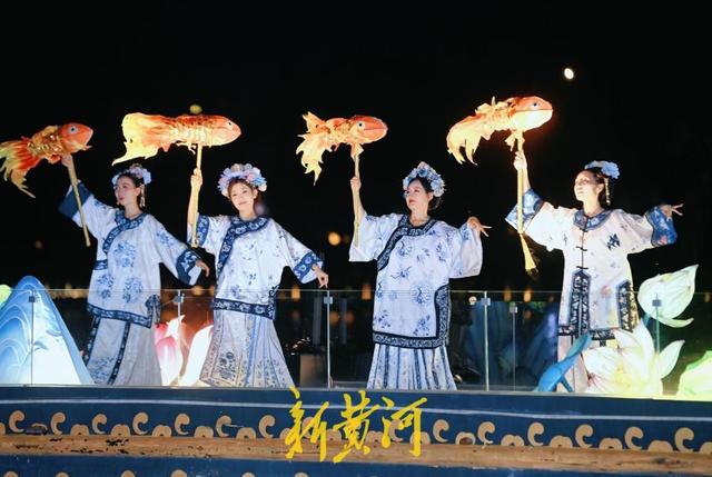 泉城“湖畔雨荷”搬家， 游客纷纷合影留念