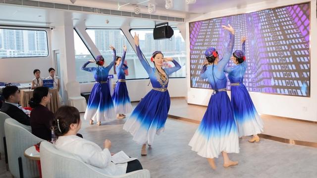 甲板上唱响麦西来普，上海与乌鲁木齐两座丝绸之路节点城市发出文旅共鸣之声