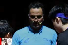 世乒赛王楚钦再现“球拍意外” 男乒主帅王皓也曾有相似经历丨封面头条图片