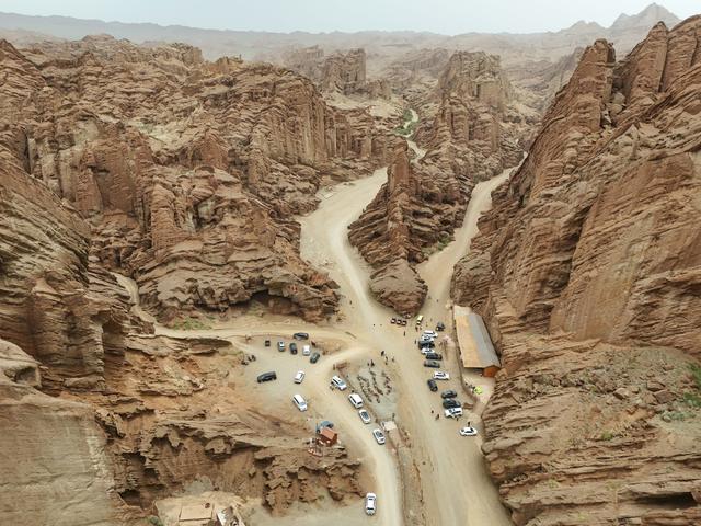 新疆独库公路正值旅游旺季