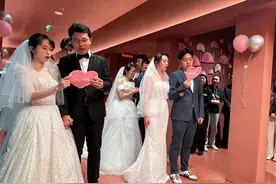 “樱”为有你，虹口6对新人樱花节里集体领证图片