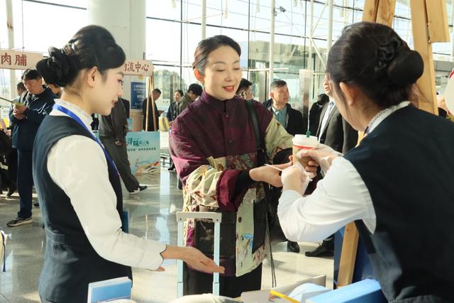 赏美景、吃早茶，长三角首趟泰州美食专列从上海站出发