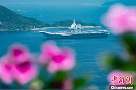 特写：香港各界“海陆空”送别海军山东舰航母编队图片