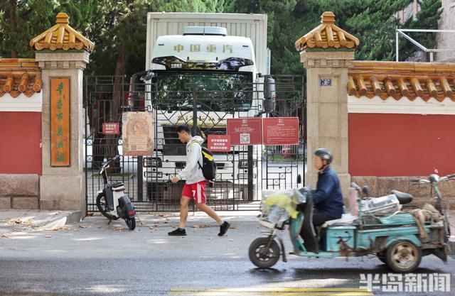 黄金周后热度不减，大学路红墙引客来