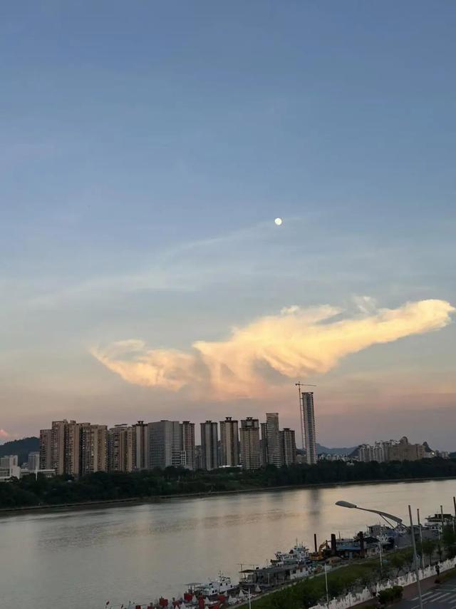 柳北烟火 |中秋夜！凤凰岭大桥把月亮「挂」在侗族飞檐下，邀你桥边赏月光、啃烤串，解锁3种神仙赏月姿势