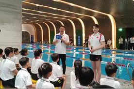 奥运冠军张雨霏走进广西南宁讲授游泳救生技能公开课图片