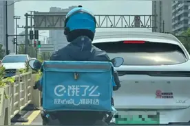 身份被扒！沪一小哥开价值50万黄牌摩托送外卖？网友震惊图片