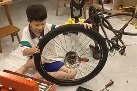 浙江10岁小孩哥热衷各种维修，妈妈：从小在工厂帮忙，长大想修飞机坦克图片