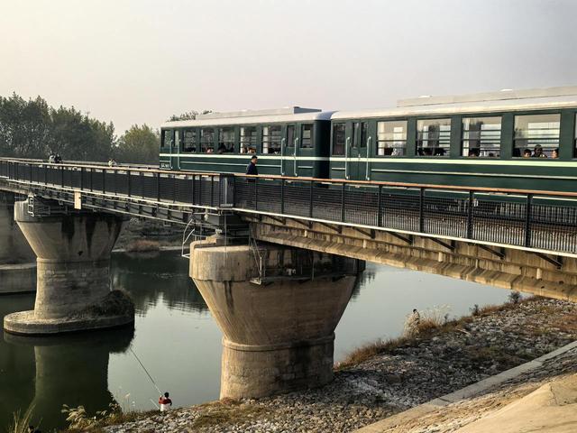 复古绿皮小火车成了遛娃神器！杭州这处新公园“娃山娃海”