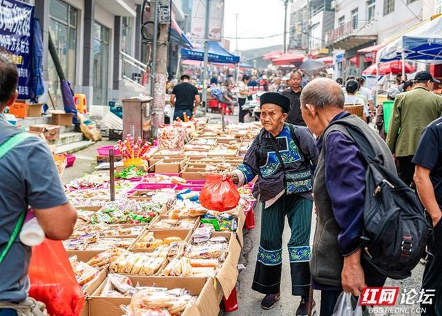 秋游时刻丨湘西苗族聚集地的赶集日常，藏着最鲜活的民族烟火