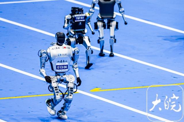 2025世界人形机器人运动会启幕 合肥磐石机器人乐队亮相开幕式