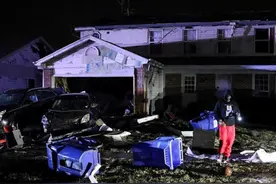 强风暴席卷美中西部和南部地区 美国气象部门发布龙卷风警报图片
